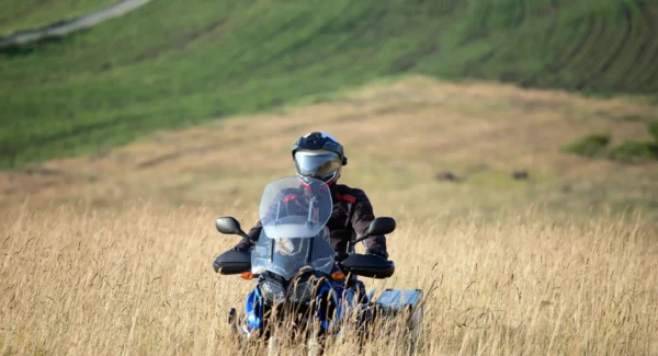 driver-riding-motorcycle-at-countryside-2025-03-26-01-52-12-utc_web
