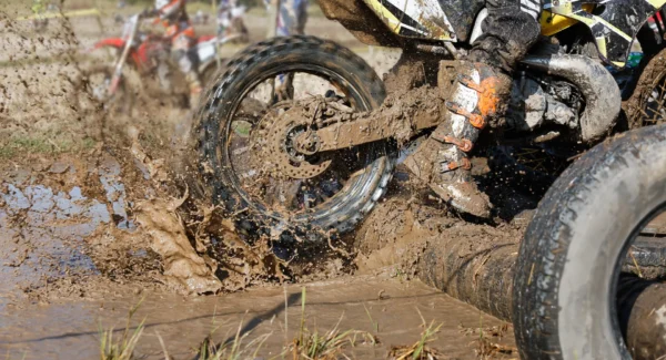 two-stroke-engine-enduro-bike-in-muddy-track-2025-10-15-05-11-07-utc_web